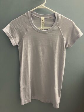 “Lavender Frost” LULULEMON Swiftly Tech Short-Sleeve Shirt 2.0 Hip Length Size 4